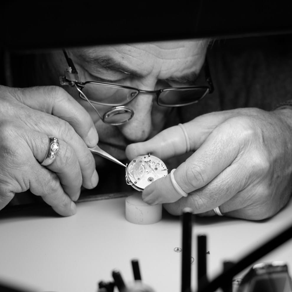 Offriamo un ampio ventaglio di gioielli di lusso e di orologeria, compresa anche la vendita di orologi - secondo polso - di marchi prestigiosi.

Per soddisfare ogni desiderio e necessità, offriamo un'ampia e diversificata gamma di prodotti, che comprende non solo numerose linee di gioielli dei brand più rinomati, ma anche un assortimento di orologi da donna e da uomo, oggettistica come bomboniere, articoli regalo di pregio.
Per i clienti più esigenti è presente una selezione di pietre preziose naturali, adatte alla creazione di veri e propri pezzi unici.