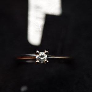 Anello Solitario contrariè in Oro Bianco 18K con diamanté 0.15ct